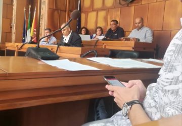 Giarre, delibera su dimensionamento: attacco al sindaco, espropriato il Consiglio