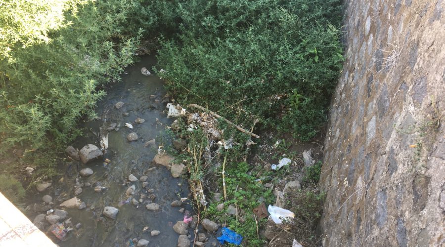 Giarre, reflui fognari nel torrente Jungo: la burocrazia prima di tutto