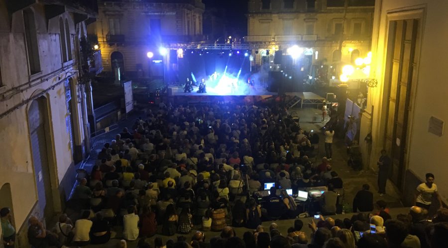 Giarre, quel cartellone pieno di eventi “privati” con dirette social per esaltare solo una città spenta