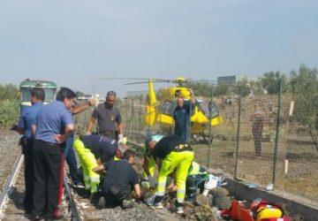 Paternò, incidente ferroviario: travolto dal treno un 17enne di Biancavilla. Gravi le sue condizioni