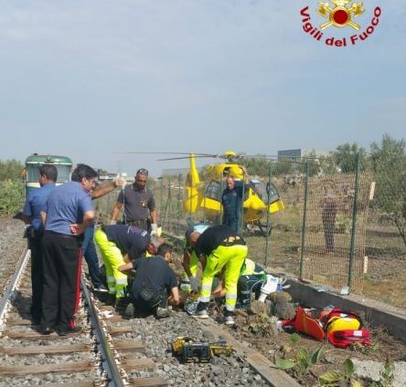 Paternò, incidente ferroviario: travolto dal treno un 17enne di Biancavilla. Gravi le sue condizioni