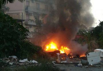 Giarre, via Teatro, a fuoco la discarica nel parcheggio vergogna
