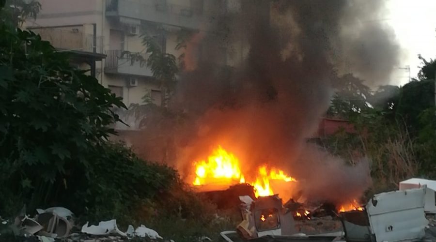 Giarre, via Teatro, a fuoco la discarica nel parcheggio vergogna