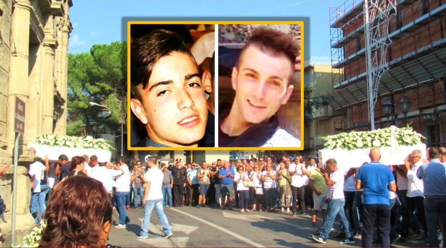 Francavilla di Sicilia: una folla oceanica per l’ultimo saluto ai fratelli Siracusa