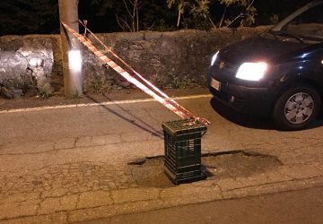 Giarre, con una buca fora due pneumatici. Il disappunto di un lettore