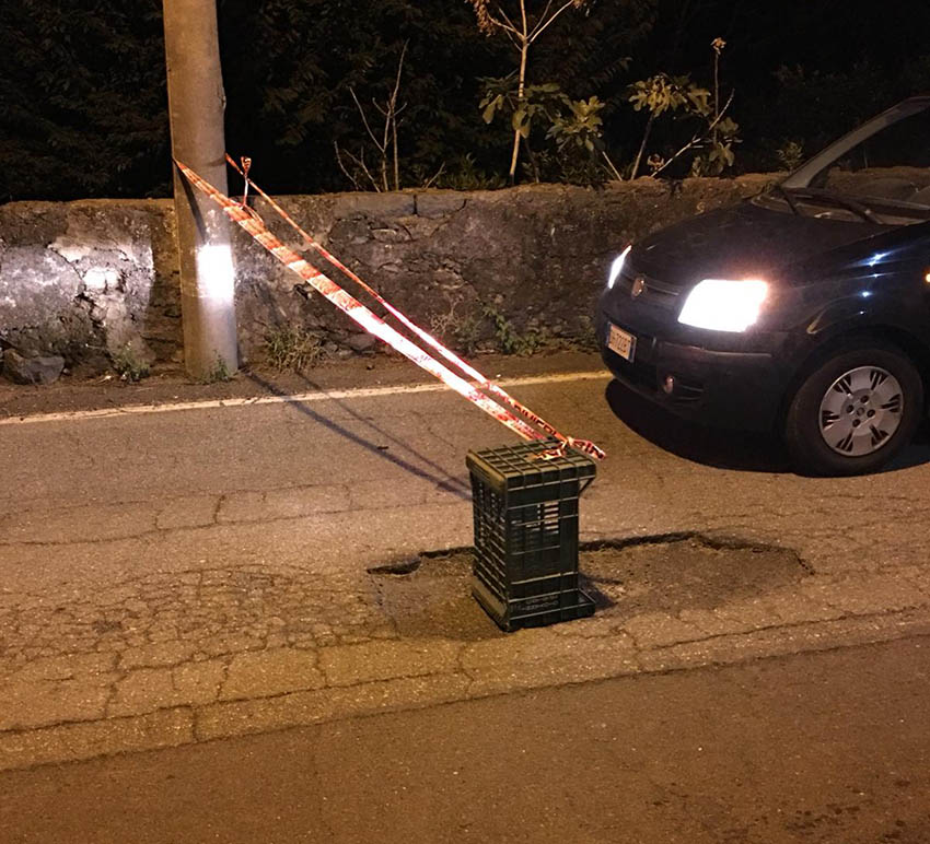 Giarre, con una buca fora due pneumatici. Il disappunto di un lettore