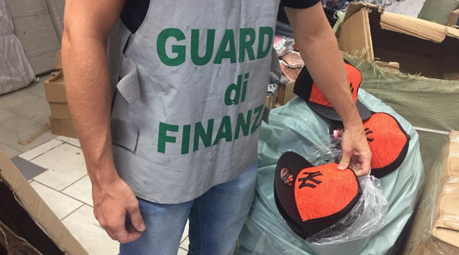 Misterbianco, sequestrati 4,6 milioni di articoli illegali: denunciato esercente cinese