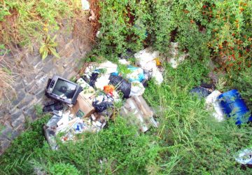 Linguaglossa: microdiscariche sotto il ponte Gibbiotti, all&rsquo;imbocco della discussa &ldquo;Strada Costa&rdquo;