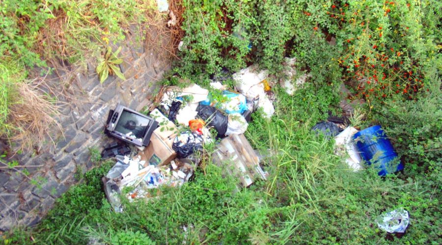 Linguaglossa: microdiscariche sotto il ponte Gibbiotti, all’imbocco della discussa “Strada Costa”