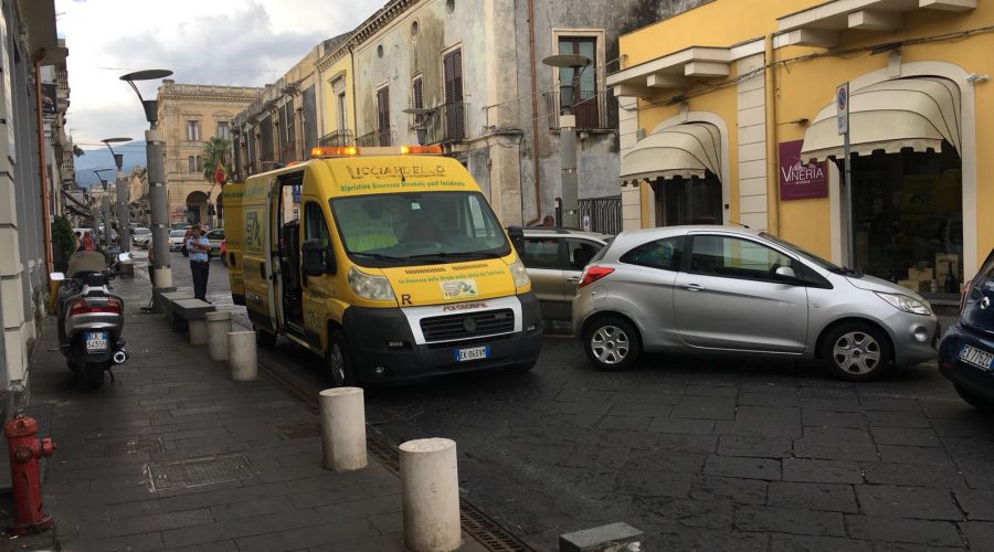 Riposto, auto perde carburante. Corso Italia chiuso al traffico per la pulizia
