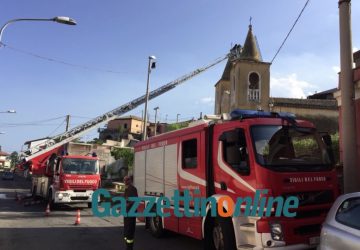 Mascali, si staccano frammenti di intonaco dalla chiesa di Santa Venera: intervento dei Vigili del fuoco in corso
