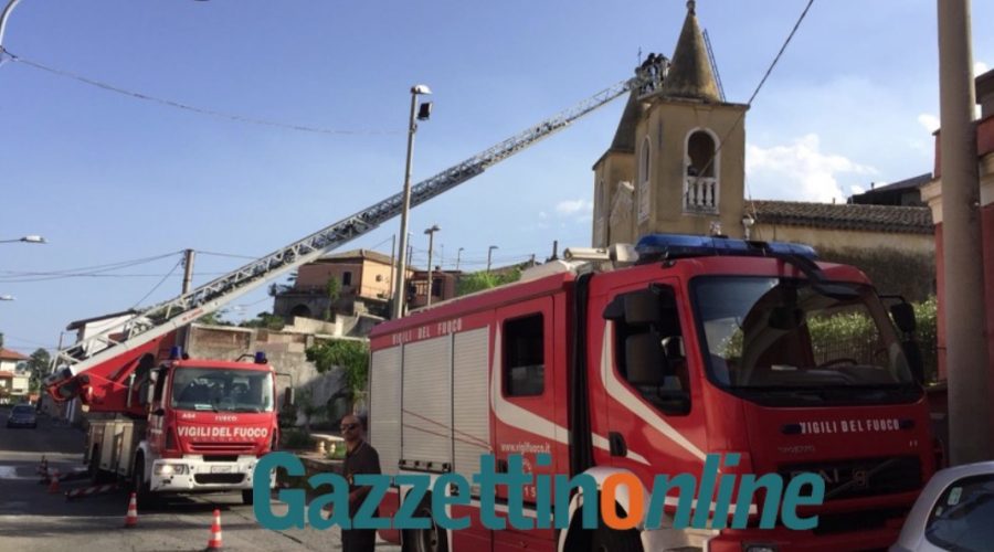 Mascali, si staccano frammenti di intonaco dalla chiesa di Santa Venera: intervento dei Vigili del fuoco in corso