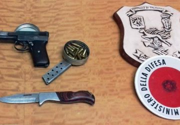 Scordia, occultava nell&rsquo;auto una pistola con la matricola abrasa e 30 colpi: arrestato