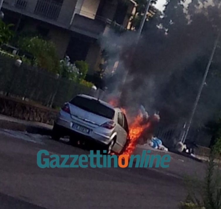 Mascali, a fuoco Opel Astra: probabile corto circuito