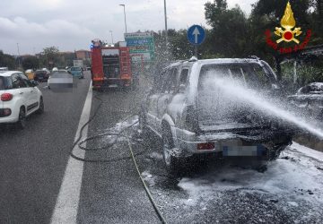 Tangenziale di Catania, a fuoco auto in fase di marcia: salvi il conducente e un cane VIDEO