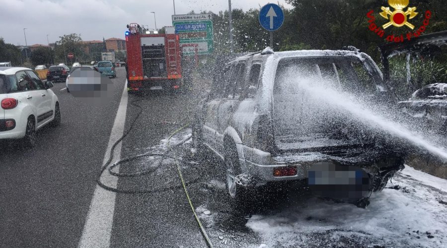 Tangenziale di Catania, a fuoco auto in fase di marcia: salvi il conducente e un cane VIDEO