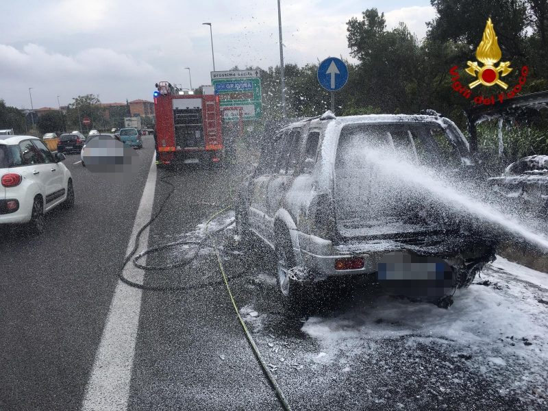 Tangenziale di Catania, a fuoco auto in fase di marcia: salvi il conducente e un cane VIDEO