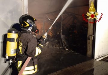 Biancavilla, a fuoco capannone della ditta di nettezza urbana: danni ingenti