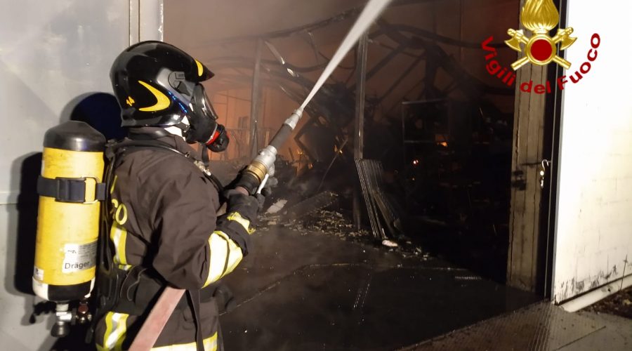 Biancavilla, a fuoco capannone della ditta di nettezza urbana: danni ingenti