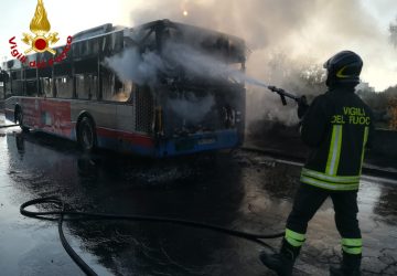 Catania, a fuoco bus Amt mentre percorreva la via Tempio