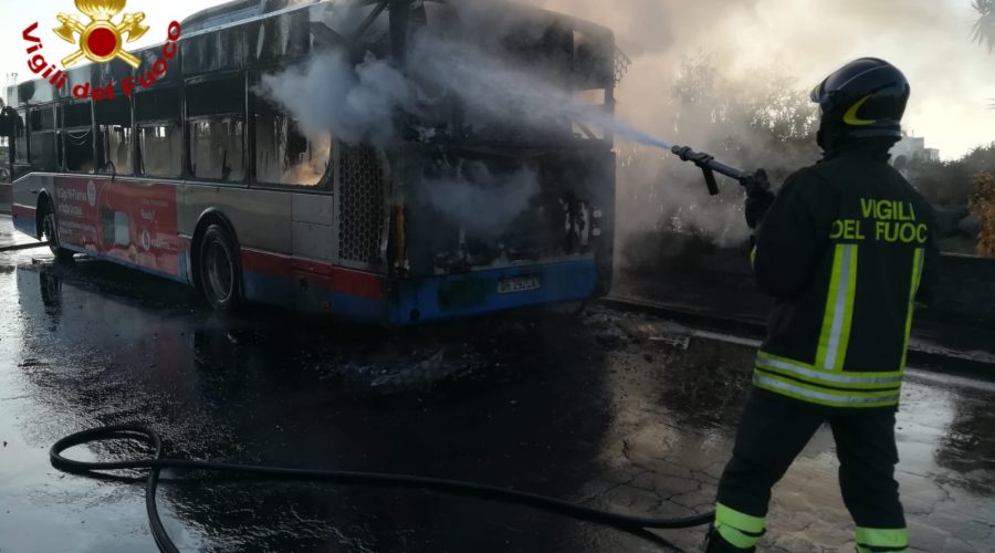 Catania, a fuoco bus Amt mentre percorreva la via Tempio