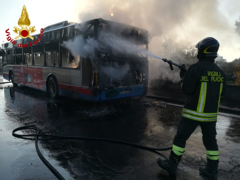 Catania, a fuoco bus Amt mentre percorreva la via Tempio
