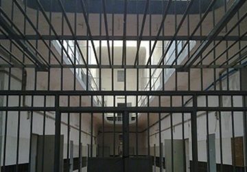 Tentano di far entrare in carcere microtelefoni e droga: denunciati due catanesi