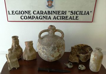Aci Catena, reperti archeologici nella casa di un pregiudicato