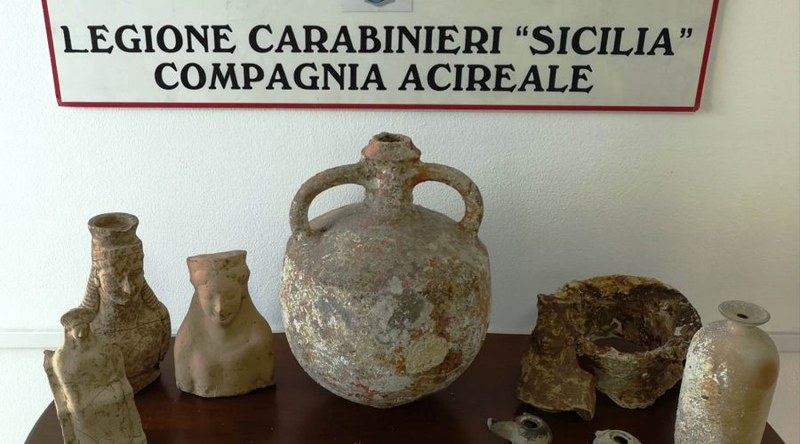 Aci Catena, reperti archeologici nella casa di un pregiudicato