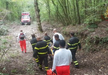Taormina, turista inglese finisce in fondo ad una scarpata: salvato dai Vigili del fuoco
