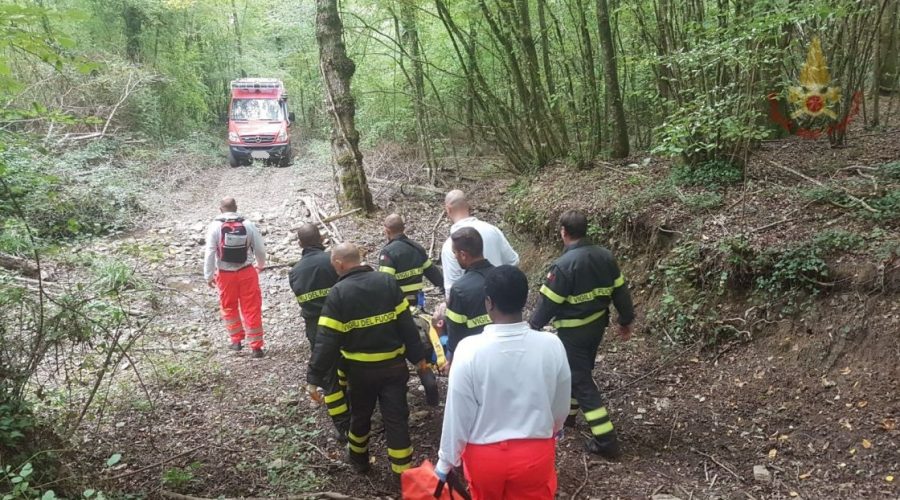 Taormina, turista inglese finisce in fondo ad una scarpata: salvato dai Vigili del fuoco