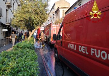 Catania, divampa un incendio in un ristorante di via San Giuliano: intervento dei Vigili del fuoco VIDEO
