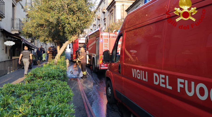 Catania, divampa un incendio in un ristorante di via San Giuliano: intervento dei Vigili del fuoco VIDEO
