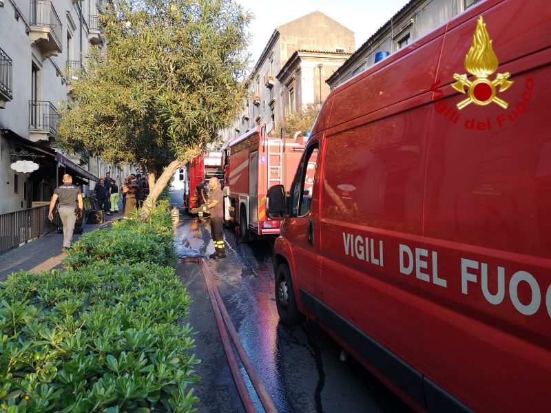 Catania, divampa un incendio in un ristorante di via San Giuliano: intervento dei Vigili del fuoco VIDEO