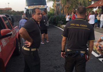 Giarre, rischio incendio su un autobus turistico in autostrada: solo tanta paura