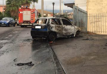 Giarre a fuoco Fiat Punto in fase di marcia. Intervento dei Vigili del fuoco
