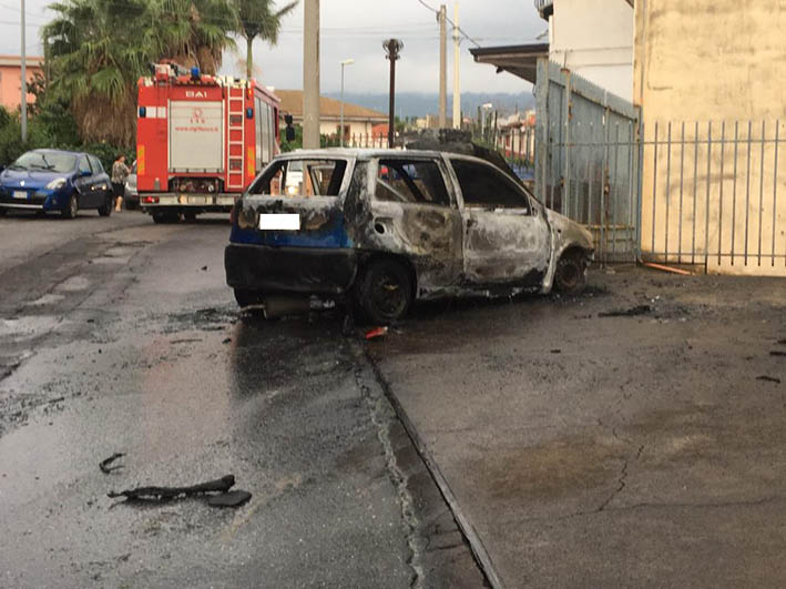 Giarre a fuoco Fiat Punto in fase di marcia. Intervento dei Vigili del fuoco