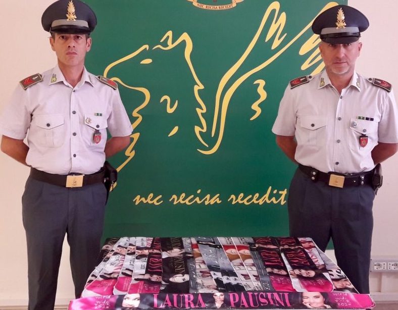 Acireale, concerto di Laura Pausini: denunciati 6 venditori di gadget contraffatti