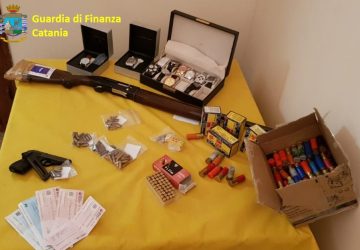 Acireale: armi e munizioni a casa nonch&eacute; beni e valori ingustificati. Denunciati padre e figlio