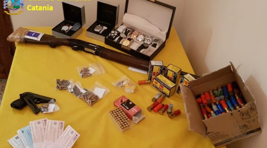 Acireale: armi e munizioni a casa nonché beni e valori ingustificati. Denunciati padre e figlio