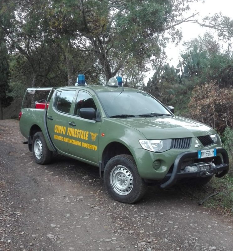 Travolto da un’auto mentre spegne un incendio ai margini della SS 114: Grave operaio della forestale