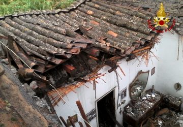 Catania, crolla tetto di una casa in via Fossa Creta. Ferita una donna anziana
