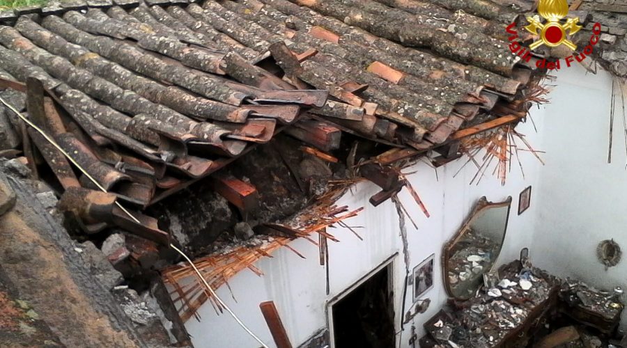Catania, crolla tetto di una casa in via Fossa Creta. Ferita una donna anziana