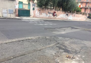 Giarre, strade colabrodo e finti annunci di riparazione