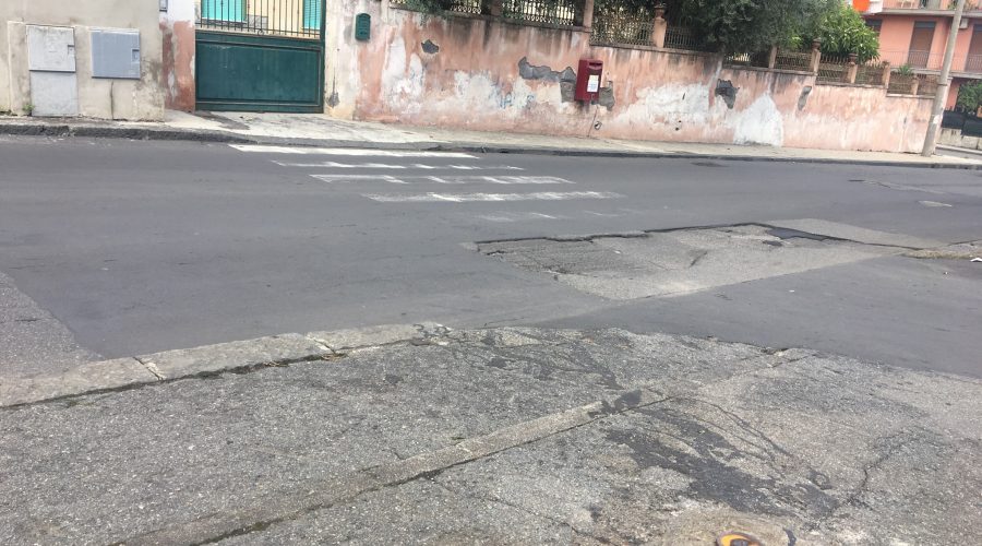 Giarre, strade colabrodo e finti annunci di riparazione