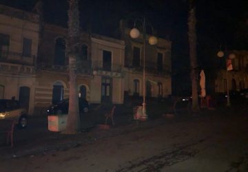 Il centro di San Giovanni Montebello al buio da giorni. E a Giarre si spreca la luce