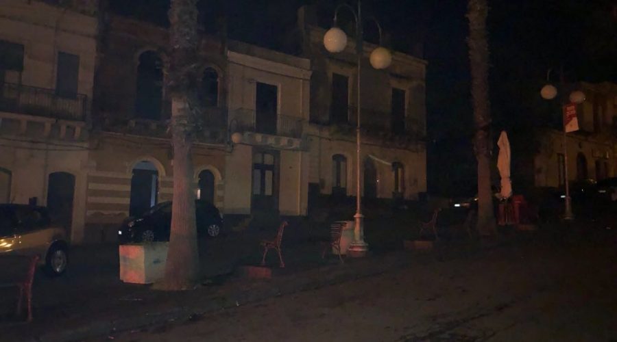 Il centro di San Giovanni Montebello al buio da giorni. E a Giarre si spreca la luce