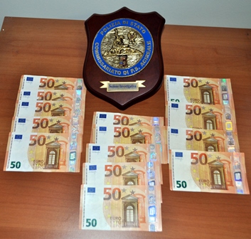 Acireale, spendita di denaro falso: denunciato dalla polizia un 23enne