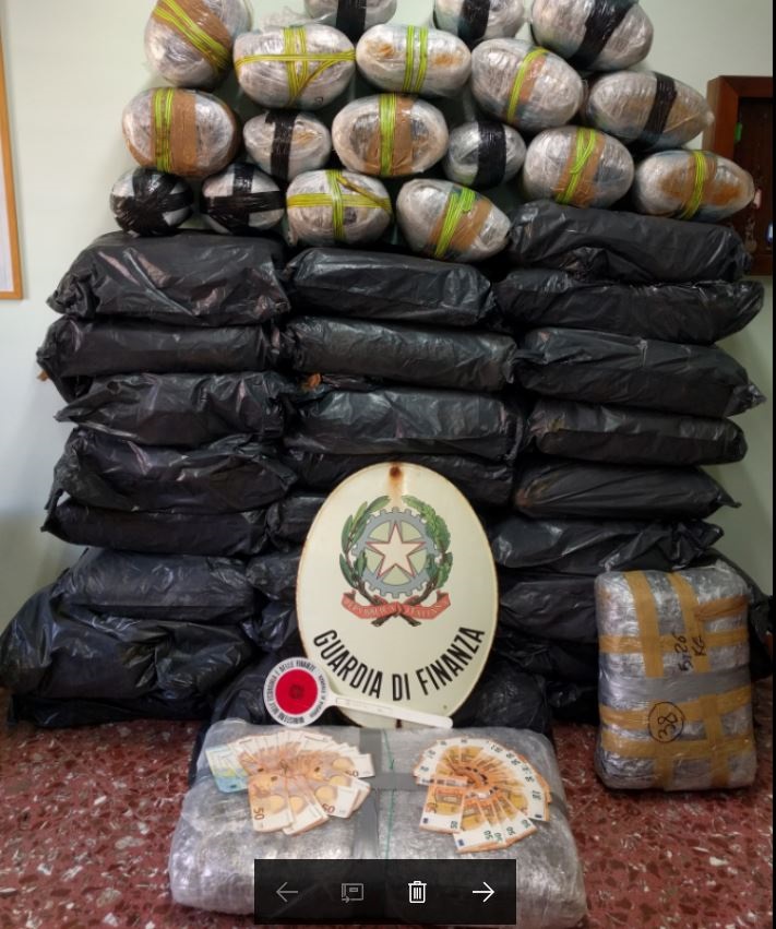 Imponente sequestro di marijuana: fermati due albanesi