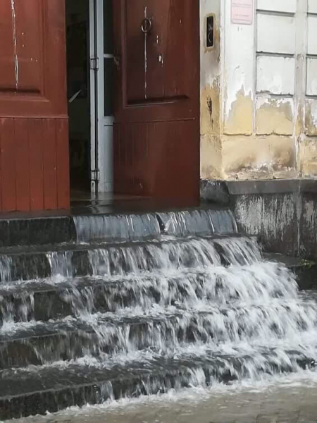 Danni maltempo, pesanti disagi sulle strade. Palazzo delle Culture a Giarre allagato. Intonaci a pezzi nella Sala Romeo